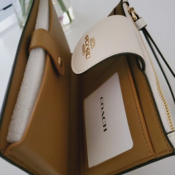 Coach Cream and Green Wallet - Picture 4 of 9